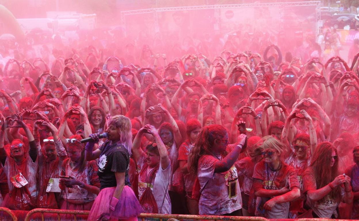 La fiesta de los colores se celebra el domingo a las seis de la tarde.