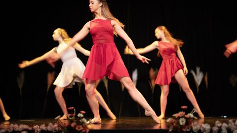 Profesora Clara Antón con alumnas de danza clásica y española. Ángel Barreiro Fotógrafo.