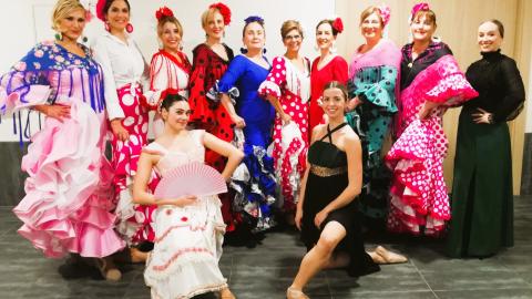 Alumnas de Sevillanas y profesoras en camerino.