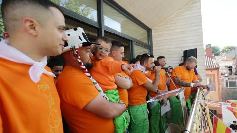 El pregón y el desfile de peñas inauguran las fiestas de San Juan 