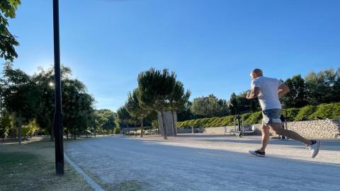 Un hombre corriendo por el circuito del 'Kilometrín'.