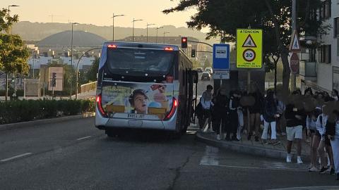 ArroyoBus mantiene el refuerzo en los trayectos al IESO y el Atenea
