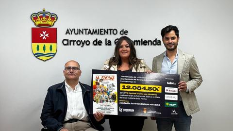 La Asociación de Esclerosis Múltiple recibe el cheque con la donación del Festival Taurino de La Flecha