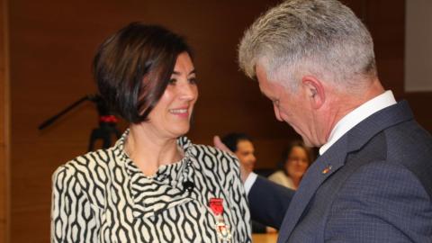 Arroyo entrega su primera medalla de honor a Eva Herrero García