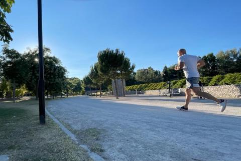 Un hombre corriendo por el circuito del 'Kilometrín'.